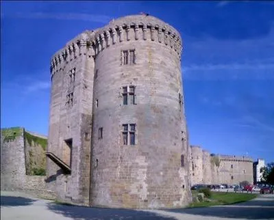 Cette ville des Côtes-D'Armor domine de 75 mètres la Rance qui coule vers le nord pour se jeter dans la Manche, entre Saint-Malo et Dinard. Vous pouvez voir le château de la duchesse Anne à...