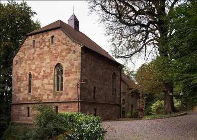 Cette commune de Moselle, la plus peuplée de l'ancien bassin houiller (actuel Val de Rosselle), abrite la chapelle Sainte-Croix datant du XIIIe siècle et qui fait partie du chemin de Saint-Jacques-de-Compostelle, de Sarre à Metz.