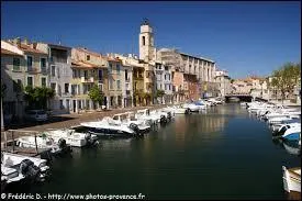 Je vous propose une balade à Martigues. Surnommée "la Venise Provençale", elle se situe dans le département ...