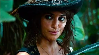 Comment s'appelle l'actrice qui joue "Angelica Teach"la pirate principale, dans le n° 4 ?