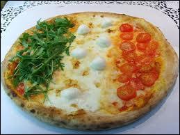 Laquelle de ces villes d'Italie est généralement considérée comme le berceau de la pizza, célèbre préparation culinaire consommée dans le monde entier ?