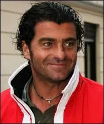 Alberto Tomba, surnommé "la bomba", est un célèbre sportif italien ayant remporté de nombreux titres dans sa discipline. Laquelle ?