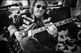 Quel est le nom de ce célèbre musicien et chanteur rock transalpin ?