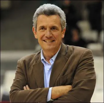 Nous terminons par le sélectionneur de cette formidable équipe : Claude Onesta, qui a fait remporter à la France un cinquième titre mondial. Mais qu'a-t-il critiqué lors de ce mondial ?