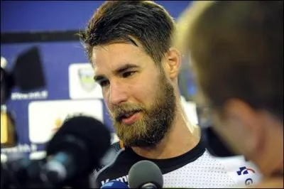 Un air de famille ? Bien sûr car il s'agit de Luka Karabatic, le frère de Nikola, celui-ci a remporté cette année son premier titre mondial, quel est son poste et son rôle de prédilection ?