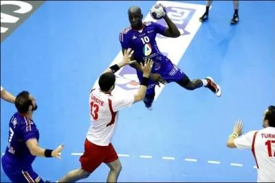 Ce joueur de 28 ans a lui aussi remporté son premier titre mondial au Qatar et évolue actuellement dans le championnat allemand, il s'agit de ___.