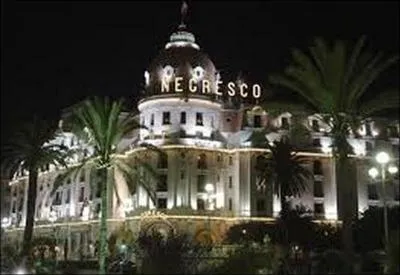 Regardez bien la photo : quel est le nom de cette ville ?