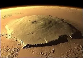 Quelle est l'altitude du mont Olympe, le plus grand volcan du Système solaire ?