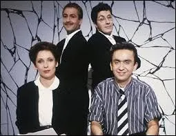 Les Nuls se sont formés dans les années 80. A eux seuls, ils ont incarné le fameux "esprit Canal", auteurs d'inoubliables parodies et sketchs à l'immense succès. Malheureusement, en 1989, cette bande de talentueux loufoques fut endeuillée par la perte brutale de l'un des siens. Il s'agit du regretté :