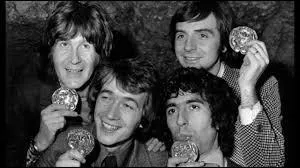 Cette bande de saltimbanques s'est formée en 1966. Elle était composée de Gérard Filippelli, Luis Rego, Jean Sarrus, Jean-Guy Fechner et Gérard Rinaldi. Cette joyeuse troupe s'appelle :