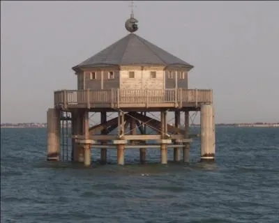 Au large de quel port français peut-on voir cette réplique du phare du bout du monde ?