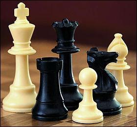 Au jeu d'échecs, quel pion se trouve à la droite du roi blanc ?