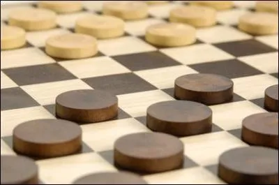 Au jeu de dames international, combien dénombre-t-on de cases noires ?