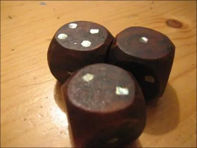 Gagné ! Vous venez d'obtenir 421 au célèbre jeu du même nom. Mais quelle combinaison obtenez-vous si vous retournez les dés ? (faces cachées face au ciel)