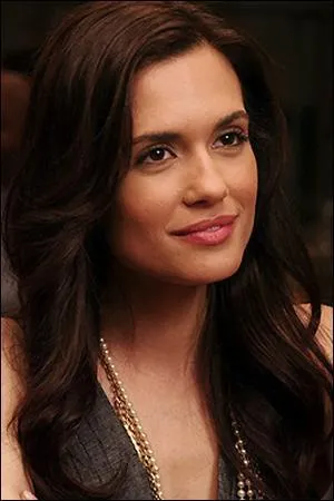 Avec qui est fiancée la sur de Spencer, Melissa Hastings ?