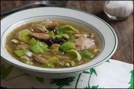 Voici une soupe du nom de "cock-a-leekie". On la trouve en Écosse. Quel est le principal composant du bouillon ?