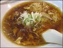 À présent, une soupe aux ailerons de requin. Elle vient de Chine. Quelle dynastie chinoise a vu en premier sa préparation ?