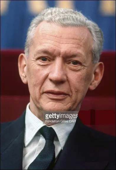 Avant d'être Premier ministre, quel ministère Maurice Couve de Murville a-t-il occupé pendant une décennie ?