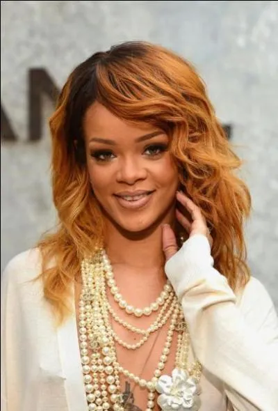 Qui est cette artiste qui exhibe un magnifique collier de perles lors du défilé Chanel dont elle était l'invitée-star ?