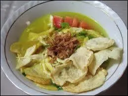 On retrouve dans le Soto ayam du poulet et du vermicelle. Qu'y trouve-t-on également ?