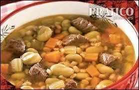 Quel aliment n'est pas présent dans le bouillon de la soupe aux gourganes ?