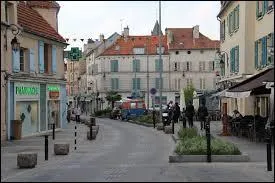 Nous sommes dans le centre de la ville de Nanterre. Nous nous situons dans le département ...