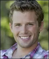 Comment s'appelle le cow-boy qui est engagée après le départ soudain de Ty ?