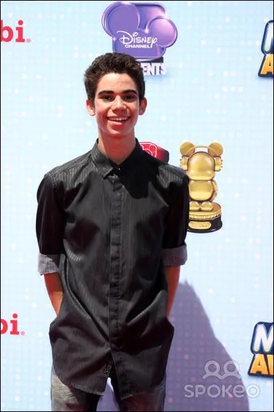 Comment s'écrit le prénom de l'adolescent qui est fan de basket ?