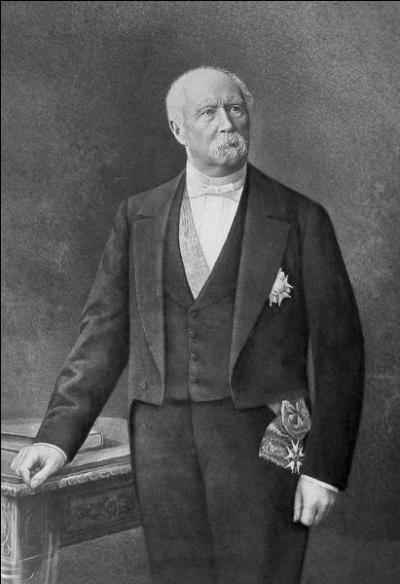 En remplacement d'Adolphe Thiers, démissionnaire, l'Assemblée élit en 1873 le maréchal de Mac-Mahon président de la République. Dans l'espoir d'une restauration monarchique, le mandat du président est fixé à