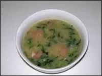 Quel est l'aliment de base dans le Caldo verde ?