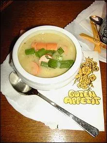 Dans la Kartoffelsuppe, on met obligatoirement :