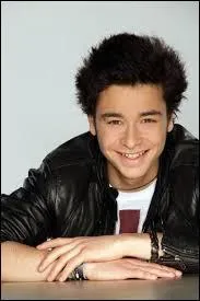 Quelle est sa couleur de cheveux ?