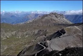 Vous trouverez si vous regardez bien l'illustration, et vous pourrez vous hausser du ------ ! Se hausser de quoi ? Vous ne voyez pas ? Bon, enfin, la vraie question, elle arrive.
Dans quel type d'activité utilise-t-on le verbe « dégueuler » ?