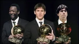 Quel est le joueur ayant marquer 1000 but est quelque qui a évoluer pendant presque toute sa carrière au santos CF est qui n'a jamais reçus de ballon d'or