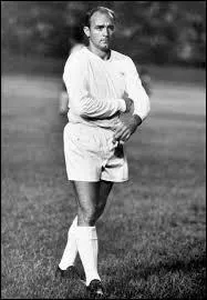 Quelle a été la première légende du "Ballon d'or", qui a joué avec le Réal de Madrid et avec l'équipe nationale d'argentine et d'Espagne, et qui est mort en juin 2014 ?