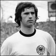 Quel est le joueur qui a marqué le plus de buts en Bundesliga (dédicace à un mec qui se reconnaîtra) et qui a eu un "Ballon d'or" en 1970 ?