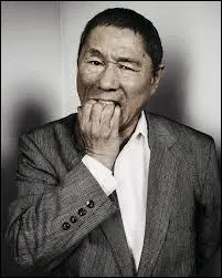 Ce célèbre Japonais est un acteur et un réalisateur de cinéma de grand renom. Il a notamment joué dans des films tels que "Aniki, mon frère", "L'Été de Kikujiro" et "Battle Royale". Egalement, il anime "Takeshi's Castle", divertissement très populaire de la télévision nippone. Comment se nomme-t-il ?