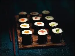 Très en vogue ces dernières années, cette préparation culinaire japonaise se présente sous la forme d'un rouleau d'algue entourant du riz, farci de poisson et/ou de légumes, le tout agrémenté de vinaigre. Cela porte le nom de :
