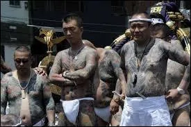 Ces hommes fortement tatoués et au faciès patibulaire sont des "yakuzas". Qui sont-ils exactement ?