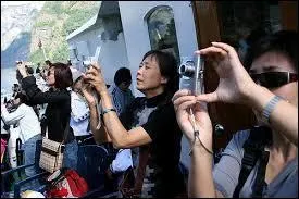 Tout bon touriste japonais qui se respecte est indissociable de son fameux appareil photo. Dans ce domaine, les fabricants japonais sont parmi les meilleurs au monde. Saurez-vous trouver la marque qui ne provient pas du Japon ?