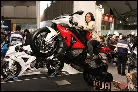 Autres secteurs dans lesquels excellent nos amis nippons : l'automobile et la moto. Plusieurs constructeurs produisent ces deux sortes d'engins motorisés. Parmi ces noms de fabricants, lequel ne produit pas d'automobiles ?