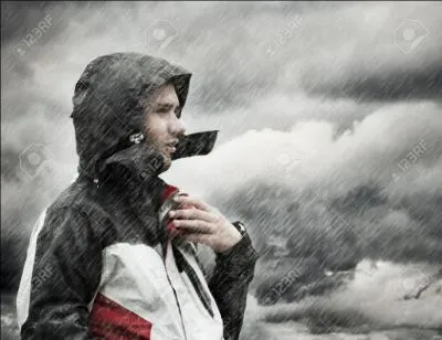 Qui chantait "A toi qui marche longtemps quand la pluie fait rage ....tu seras bienvenu chez moi" ?