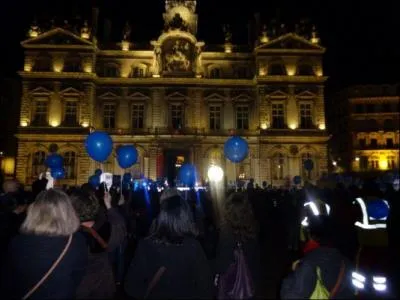 Comment se nomme cette marche nocturne de 4 kilomètres, organisée en novembre, à Lyon, au profit de la recherche contre le cancer ?
