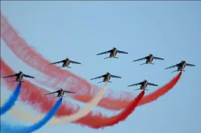 Le 14 Juillet, combien d'avions volent en formation au sein de la patrouille de France ?