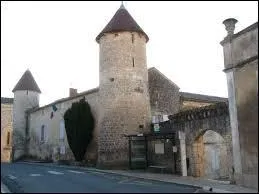 Je vous emmène à la découverte de Nersac. Commune picto-charentaise de l'arrondissement d'Angoulême, elle se situe dans le département ...