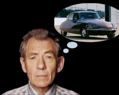 Quelle est la marque de cette voiture des années 60 ?