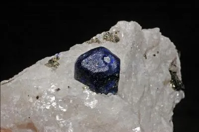 Quel minéral bleu était utilisé pour la fabrication de bijoux, notamment en Asie ?