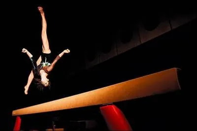 Comment appelle-t-on la roue sans les mains en gymnastique ?