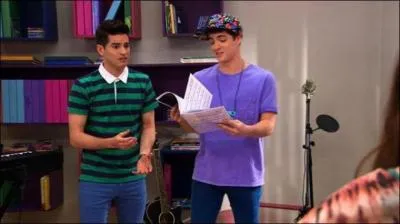 Maxi livre un combat de catch contre Andrés.