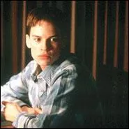 Quel est ce film où un jeune homme non opéré et qui est né fille, déménage au Nebraska et tombe amoureux de Lana Tisdel ? Quand des jeunes de la petite ville découvrent le pot aux roses, la véritable identité du jeune homme, ils le violent et le tuent. Ce film valut à Hilary Swank son premier Oscar.